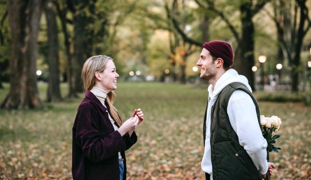 een koppel in een park met een man die zijn date verrast met witte rozen