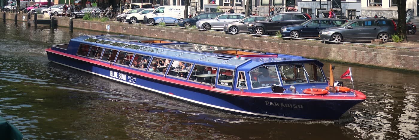 Amsterdam Grachtenfahrt blaues Boot