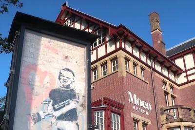 Moco Museum Amsterdam Banksy Herz Junge