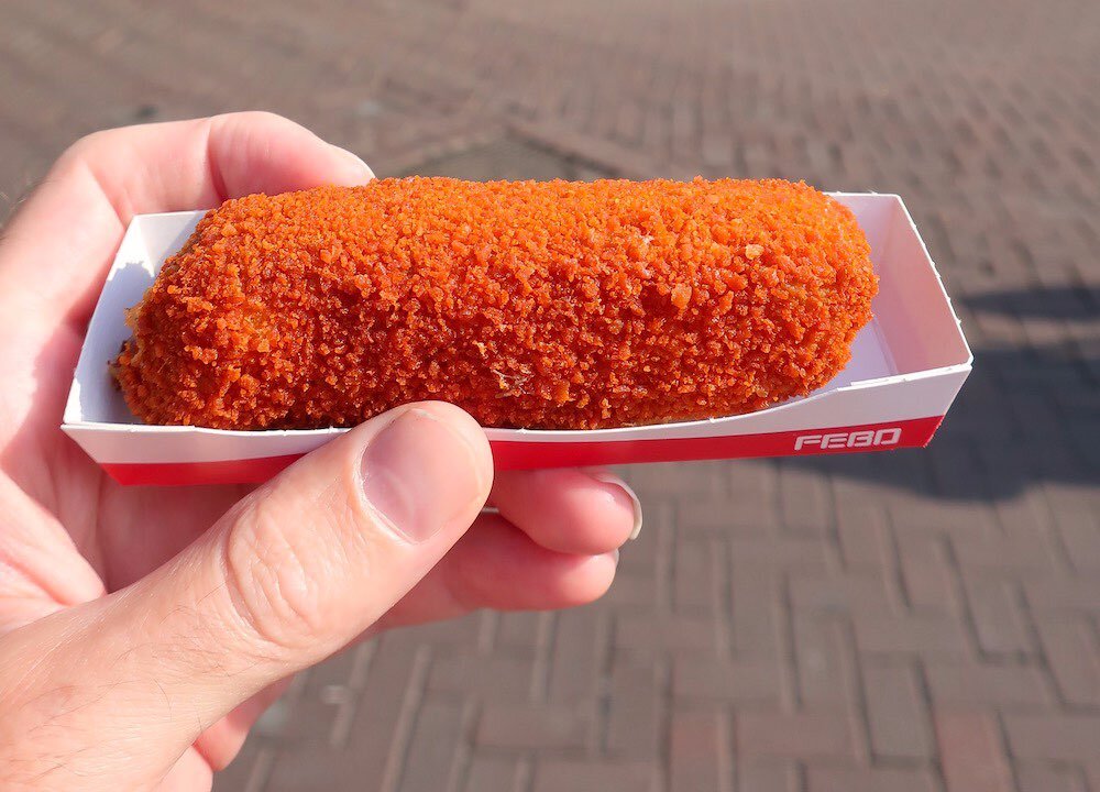 Nederlandse snacks die je in Amsterdam moet proberen, waaronder snacks in FEBO-stijl