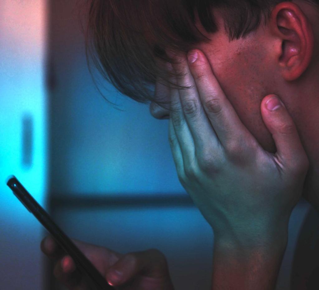 man met smartphone