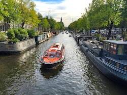 oranje rondvaartboot op de Amsterdamse Prinsengracht