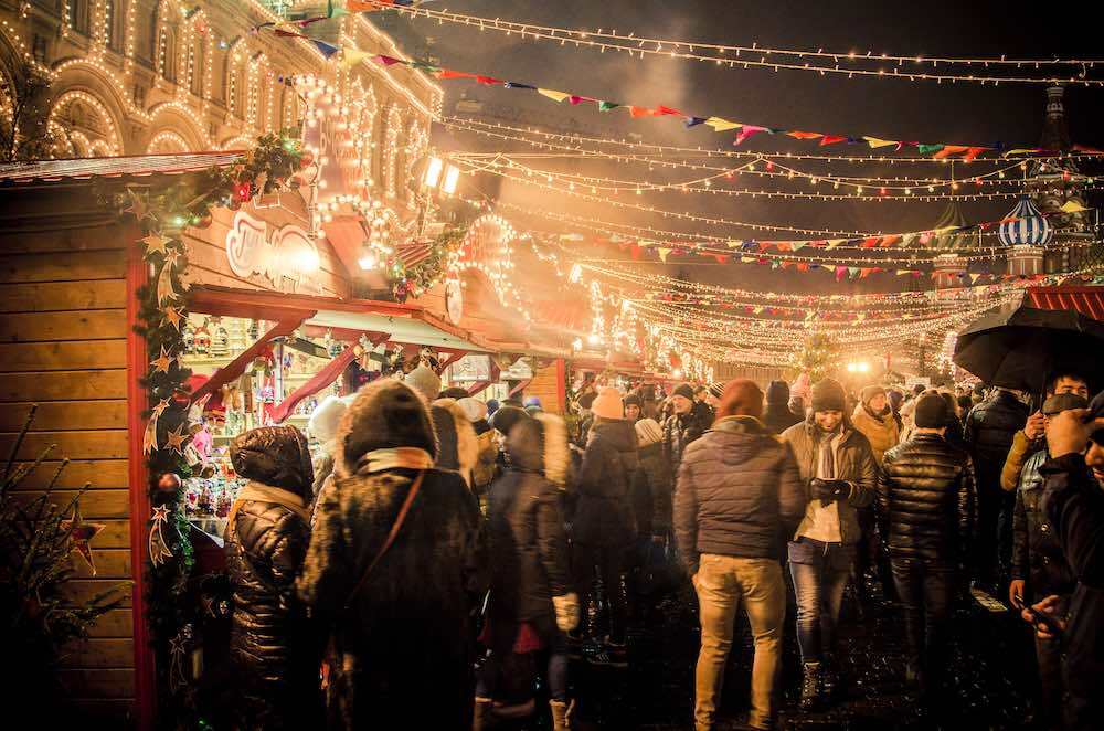 Menschen auf einem nächtlichen Weihnachtsmarkt mit echter Weihnachtsatmosphäre