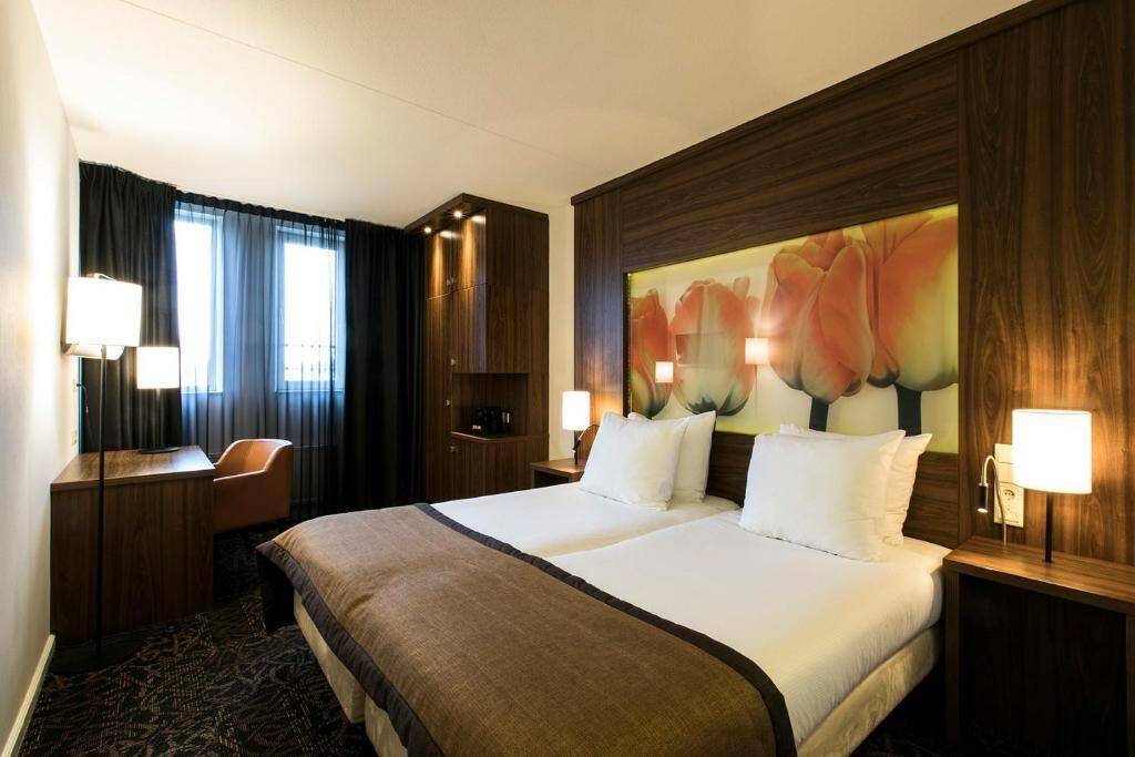 ein Hotelzimmer mit zwei Betten im Eden Hotel in Amsterdam